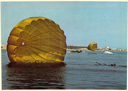 Soldats Parachutistes Lors D'un Saut En Mer Carte Géante 21x15 Segalen 170 - Parachutting