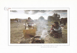 VAULX-EN-VELIN - Une Famille Prépare à Manger Dans Le Bidonville... - Cart'actu 2002 N° 73 - Photo Jean-Philippe Ksiazek - Vaux-en-Velin