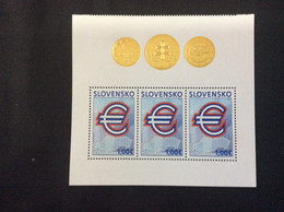 Bloc De 3 Timbres Neufs Entrée De Slovaquie Dans L’ Euro YT 520 - Unused Stamps