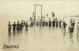 Fouras * Carte Photo * Groupe De Baigneurs Dans La Mer * Jeux De Plage - Fouras-les-Bains