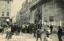 La Rochelle * Rue Et Hôtel De Ville * Le Public Lisant Les Dépêches * Août 1914 - La Rochelle