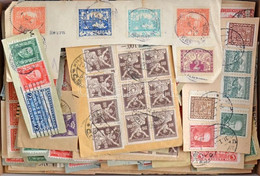 O Csehszlovákia Kb 500 Bélyeg és Kivágás 1920-tól Dobozban/ Czechoslovakia ~ 500 Stamps And Cuttings From 1920 In A Box - Other & Unclassified
