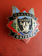 Grand Pins Pin's émail EGF OAKLAND - Raiders Baiders - Baseball - Signé Limited Edition 5000 Ex.  NFLP 1990 Peter David - Béisbol