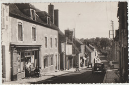 Ouzouer-sur-Trezée  45  La Grande Rue Descendante Animée-Café--Voiture Et Au Fond Epicerie - Ouzouer Sur Loire