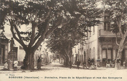 .CPA  FRANCE 84 "Sorgues, Fontaine Place De La République Et Rue Des Remparts" - Sorgues