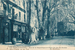 .CPA  FRANCE 84 "La Tour D'Aigues, Rue De La République Et Place Du Jeu De Boules" - La Tour D'Aigues