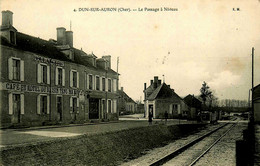 Dun Sur Auron * Le Passage à Niveau * Café Et Hôtel Du Raisin Tenu Par BERTRAND * Ligne Chemin De Fer Du Cher - Dun-sur-Auron
