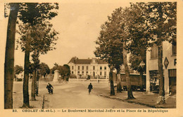 Cholet * Le Boulevard Maréchal Joffre Et La Place De La République * Camion * Garage Automobiles RENAULT - Cholet