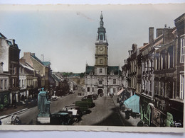 LE CATEAU GRAND PLACE ET HOTEL DE VILLE CARTE COLORISEE CIM  ANIMEE NOMBREUSES VIEILLES VOITURES - Le Cateau