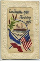 Carte Brodée  Silk Militaria  La Fayette 1780 - Pershing 1917. Bateau De Guerre. Drapeaux Français Et US Mouette Joncs - Brodées