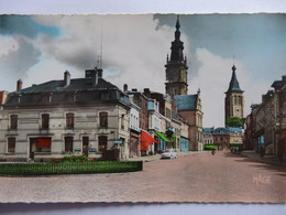 LE CATEAU RUE GAMBETTA LE BEFFROI L EGLISE CARTE COULEUR MAGE VIEILLES VOITURES - Le Cateau