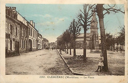 - Morbihan -ref-E28- Cléguérec - La Place - Hotel Des Voyageurs Guellaut - Hotels - Fillette - Monument Aux Morts - Cleguerec