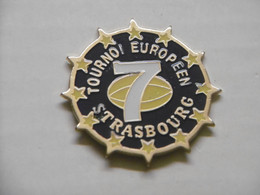 Pin's - Sport STRABOURG RUGBY à 7 - Tournoi Européen - Pins Pin Badge Sports 67 BAS-RHIN ALSACE - Rugby