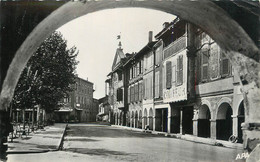 CPSM FRANCE 81 "Lisle Sur Tarn, Route De Toulouse, Ancienne Mairie ". - Lisle Sur Tarn