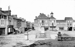 THENEZAY : LE MONUMENT AUX MORTS ET LA PLACE DU MARCHE - Thenezay