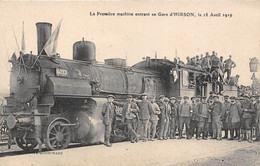 02-HIRSON- LA PREMIERE MACHINE ENTRANT EN GARE D'HIRSON LE 18 AVRIL 1919 - Hirson