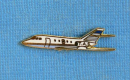 1 PIN'S //   ** JET PRIVÉ / LE HAWKER 900 XP / T.A.S. TRAVEL AIR SERVICES ** - Avions