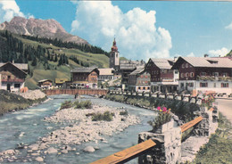 3252) LECH Am Alrberg - Vorarlberg - Straße Am Fluss Mit Super HAUS Details Und Kirche älter !! - Lech