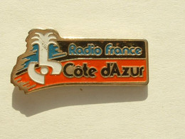 PIN'S RADIO FRANCE COTE D'AZUR - Médias