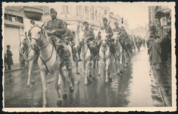 1940 Magyar Katonák Bevonulása Nagyváradon, Hátoldalon Feliratozott Eredeti Fotó, 8,5×13 Cm - Altri & Non Classificati