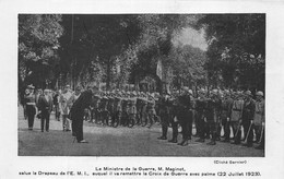 79-SAINT-MAIXENT- LE MINISTRE DE LA GUERRE M. MAGINOT , SALUT LE DRAPEAU DE L'E.M.I AUQUEL IL VA REMETTRE LA CROIX... - Saint Maixent L'Ecole