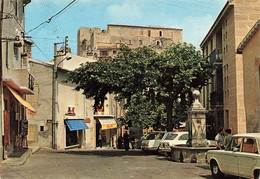 04 Gréoux Les Bains La Place Voiture Automobile - Gréoux-les-Bains