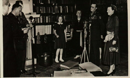 Aanbieding Foto-Albums Aan De Koninklijke Familie In De Bibliotheek Van Het Paleis Soestdijk 27.1.1949 - Soestdijk