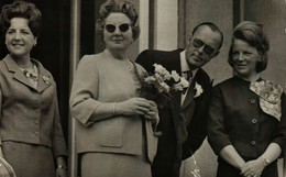 H.M.Koningin Juliana En Z.K.H. Prins Bernhard En Prinsessen Margriet En Irene Tijdens Défilé Op Paleis Soestdijk 30.4.63 - Soestdijk