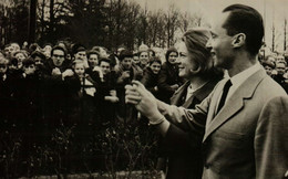 Prinses Irene En Carlos Hugo Van Bourbon-Parma Kennismaking Met Publiek In De Voortuin Van Het Paleis Soestdijk 04/1964 - Soestdijk