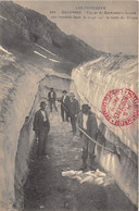 65-GAVARNIE- EQUUIPE DE CANTONNIERS FAISANT UNE TRANCHEE DANS LA NEIGE SUR LA ROUTE DU CIRQUE - Gavarnie