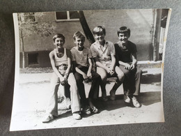 YOUNG BOYS ON A BENCH, JEUNES GARÇONS SUR UN BANC,ORIGINAL PHOTO - Persone Anonimi