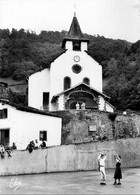 D64 - PAYS BASQUE  - Véritable Photo Au Bromure - ARNEGUY - VUE ANIMEE < SA PITTORESQUE EGLISE - Arnéguy