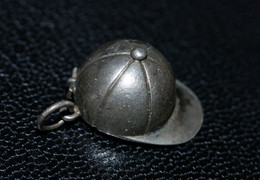 Pendentif Métal Argenté Ou Argent ? "Bombe De Cavalier - Jockey / Rider Helmet " Silver Plated Pendant - Pendentifs