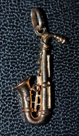 Pendentif Médaille Métal Doré "Saxophone" Gold Plated Pendant - Pendants