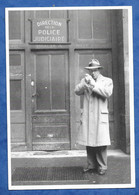CPM Spécial' S 50 L'ecrivain Georges Simenon Devant La Direction De La Police Judiciaire - Photo Pierre Vals - Escritores