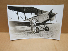 OSTENDE FEMME AVIATRICE  Ancienne Photographie Marie Antoinette COLLIN  Et Son Avion Gros Plan - Aviadores