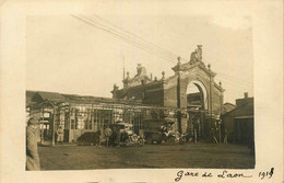 Laon * Carte Photo * La Gare * Autobus Autocar Automobile Ambulance Croix Rouge Red Cross Militaria War Ww1 Guerre 14/18 - Laon