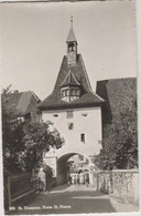 SUISSE -  ST URSANNE - PORTE ST PIERRE - Nombreuses Personnes - CPSM Dentelée Petit Format En Noir Et Blanc - Saint-Ursanne