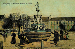Guingamp * La Place Du Centre Et La Fontaine * Cpa Toilée Colorisée - Guingamp