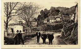 7050 -   Cantal -  CARLAT  :  Entrée  Du  Village   , Trés Bel Attelage De Boeufs    - CIRCULEE/enveloppe - Carlat