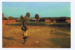 A503) Africa Portuguesa Celeiros De Uma Aldeia Malange Foto Bernard Gerard/canto Dobrado - Angola