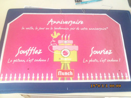 SET TABLE PUBLICITAIRE  EN PAPIER   RESTAURANTS FLUNCH  ANNIVERSAIRE SOUFFLEZ SOURIEZ - Werbeservietten