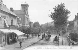 14-DIVES- LA RUE DE LA GRANDE GARE ET L'HÔTEL DE VILLE - Dives