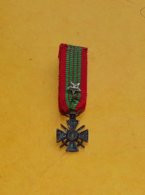 MEDAILLE EN REDUCTION  DE LA CROIX DE GUERRE 1939-1945 AVEC UNE ETOILE DE CITATION , RUBAN D'ORIGINE EN BON ETAT ,  VOIR - Frankrijk