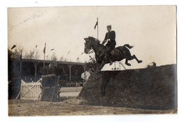 CPA 3119 - MILITARIA - Carte Photo Militaire - Equitation - Cavalier - Concour D' Obstacle à Cheval - Personen