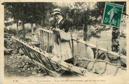 Creuse * Types Creusois * Une Femme Du Pays Attendant Son Homme - Autres & Non Classés