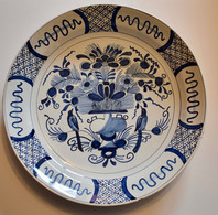 Assiette - Faïence De Delft - Pays-Bas - Adriaen Kocks - Fabrique De A Grec - XXème (réédition) - Delft (NLD)