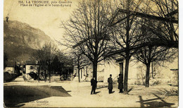 7202 - Isére - LA TRONCHE :  PLACE DE L' EGLISE ANIMEE   - Circule En 1915 Sous Enveloppe - La Tronche