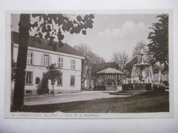 SARRE-UNION Place De La République, Vue Sur La Banque Le Kiosque à Musique Et La Fontaine - CPA 67 BAS-RHIN ALSACE - Sarre-Union