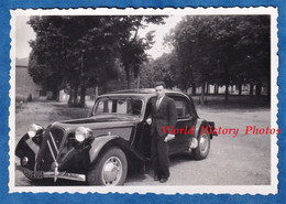 Photo Ancienne Snapshot - Beau Portrait D'une CITROEN Traction & Son Chauffeur - 1946 - Design Auto Immatriculation - Automobiles